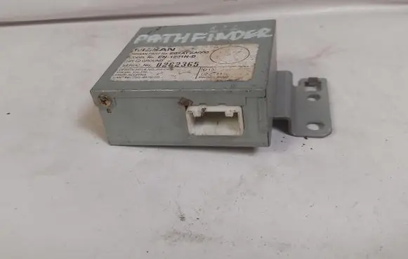 Nissan Pathfinder R51 Antenna control unit 284A1EA000
