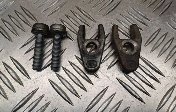 Suzuki Grand Vitara II Fuel Injector clamp holder 