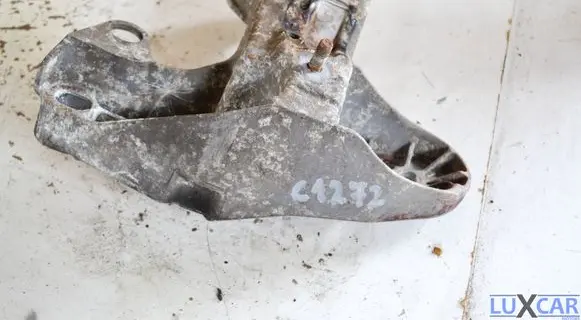 Seat Exeo (3R) Engine mounting bracket 8E0199351M