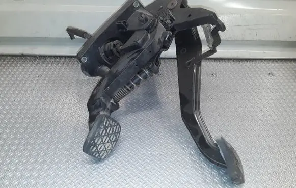 Mercedes-Benz B W245 Pedal assembly A1692900901