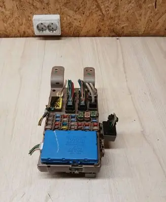 Toyota Corolla E120 E130 Fuse module 8264102040