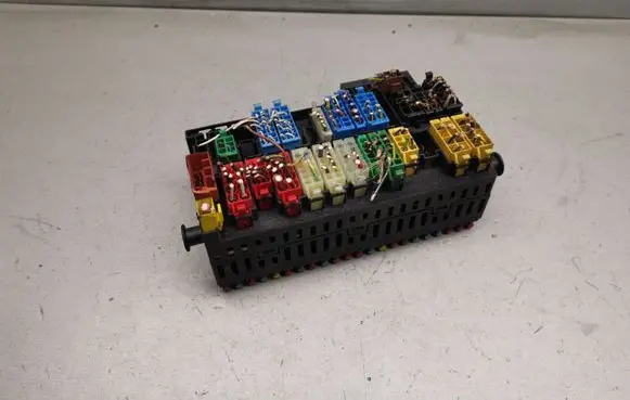 Volkswagen Golf III Fuse module 357937039