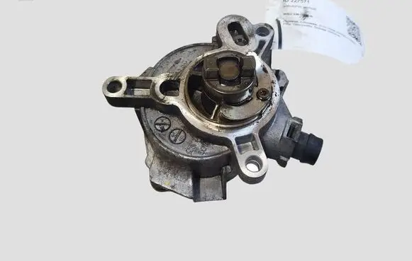 Volvo V40 Vacuum pump 31316688