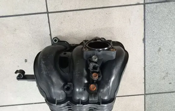 Toyota Yaris Intake manifold 1KR0