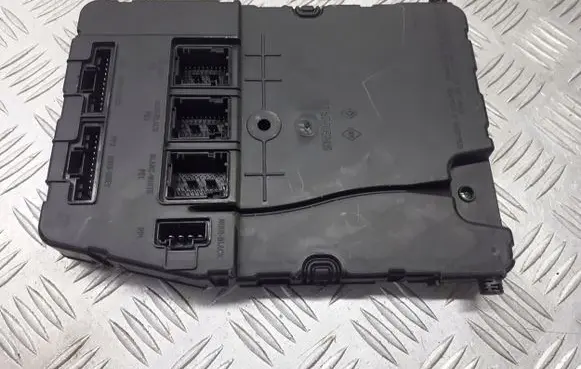 Renault Scenic II - Grand scenic II High voltage junction box 8200606830