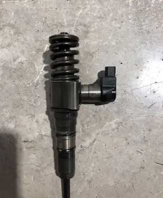 Volkswagen PASSAT B6 Fuel injector 03G130073S