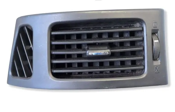 Hyundai i30 Dash center air vent grill U0468448