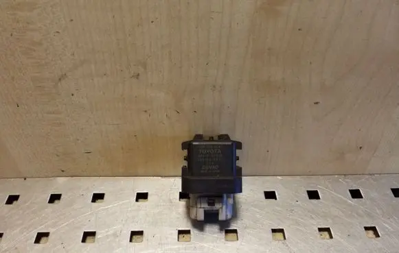 Toyota RAV 4 (XA30) Glow plug pre-heat relay 2861067010 1567000671