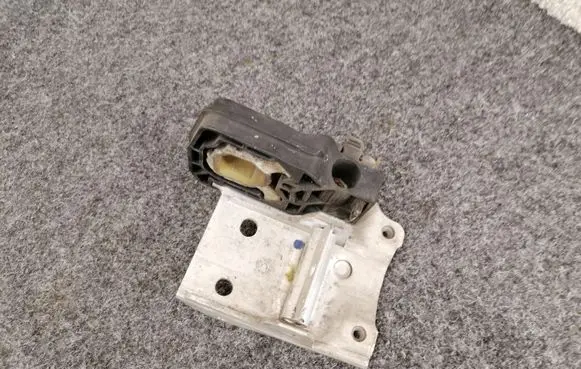Radiator mount bracket
