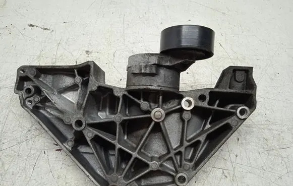 Engine mounting bracket