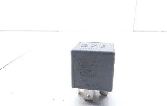 Volkswagen Golf VI Hazard warning light relay 8D0951253A V23134B52X301