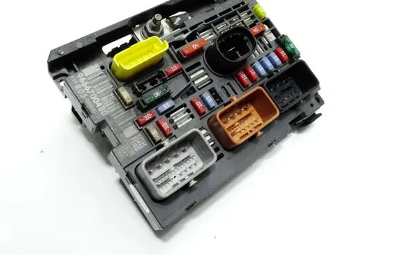 Peugeot 308 Fuse module 9666700480