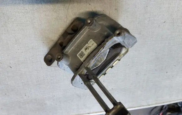Engine mount bracket
