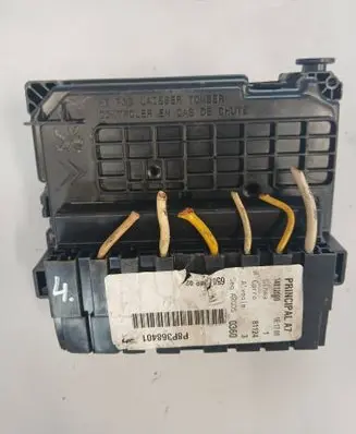 Peugeot 207 Fuse module 9664997880 P8P368401