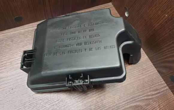 Iveco Daily 35 - 40.10 Fuse box cover 69500167