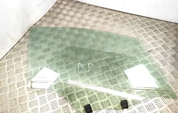Peugeot 208 Front door window glass four-door E000189