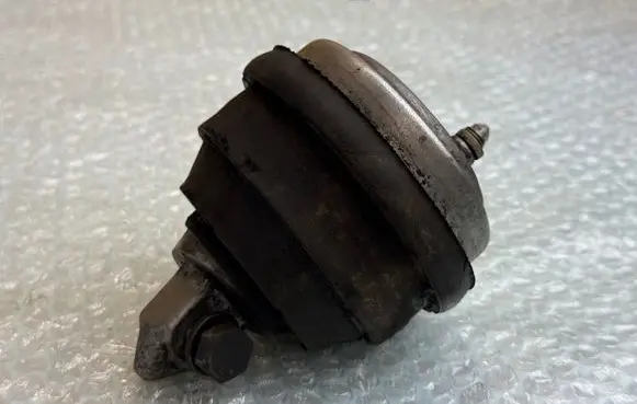 BMW 5 E39 Engine mount bracket 