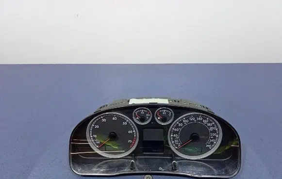 Volkswagen PASSAT B5.5 Speedometer (instrument cluster) 3B0920829C