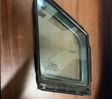 Toyota Avensis T270 Front door vent window glass four-door 6821505010
