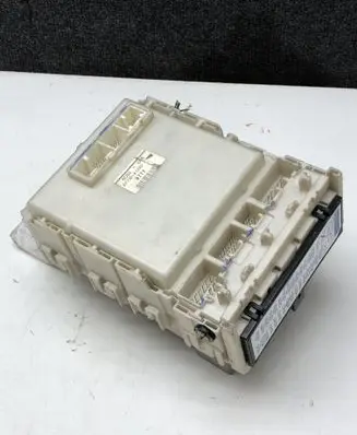 Toyota Prius (XW30) Fuse module 8273047290