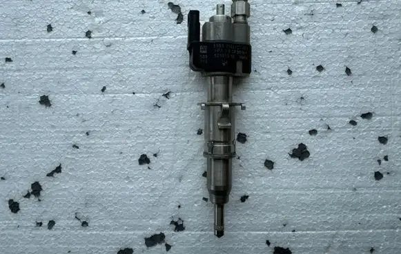 BMW 3 E90 E91 Fuel injector 7565137 10181010