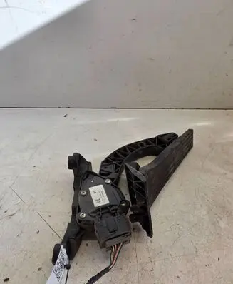 Hyundai Sonata Accelerator throttle pedal 17022011