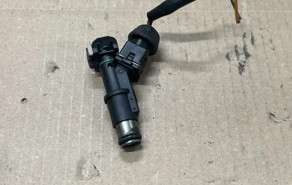 Citroen Xsara Picasso Fuel injector 01F005A