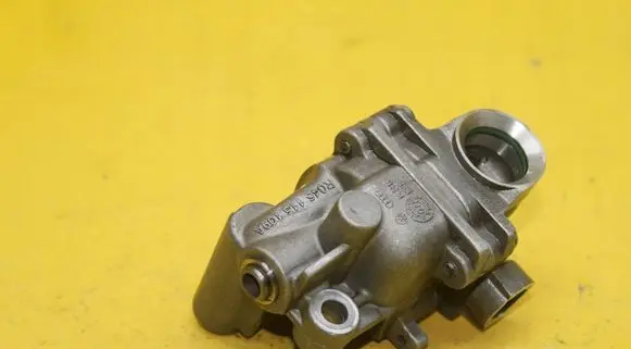 Volkswagen Polo IV 9N3 Oil pump 
