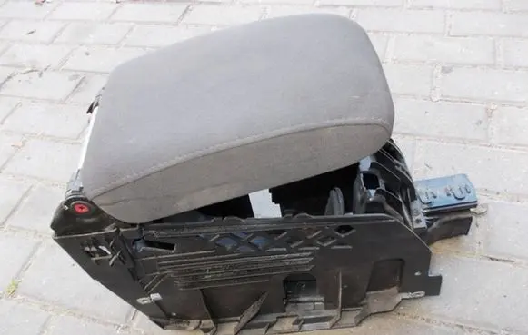 Volkswagen Golf V Armrest