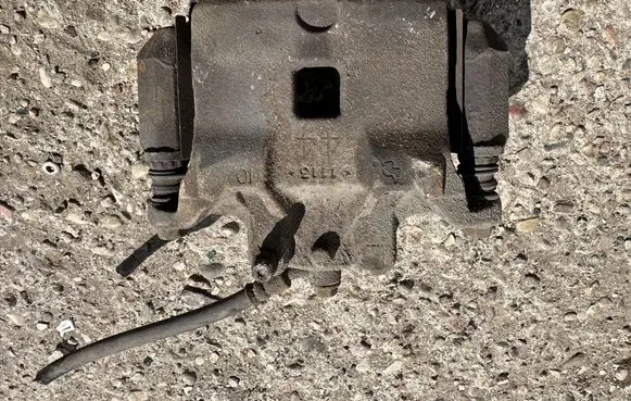 Nissan Juke I F15 Front brake caliper