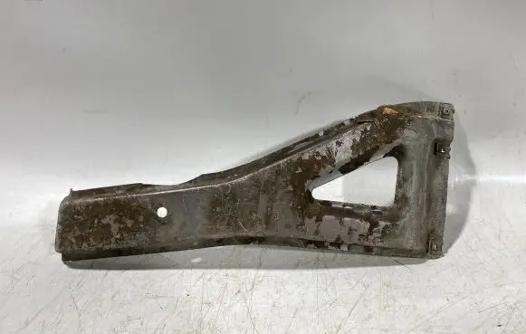 Audi A6 S6 C4 4A Front splash guards bracket 
