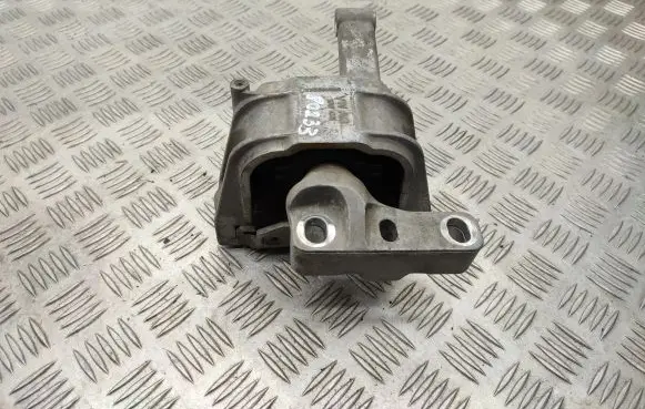 Volkswagen Tiguan Engine mount bracket 5N0199262G