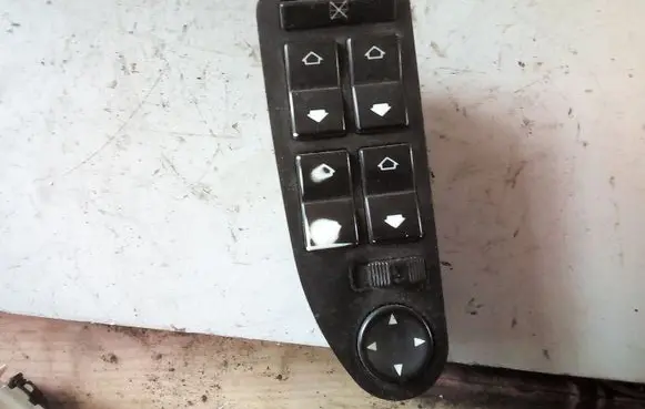 BMW 5 E39 Electric window control switch 61318368986
