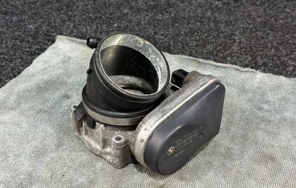 BMW 3 E90 E91 Throttle body valve 7516946