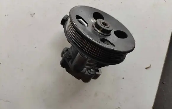 KIA Sportage Power steering pump 571002E200 5216F316