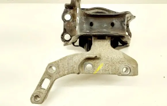 Nissan Micra Engine mount bracket