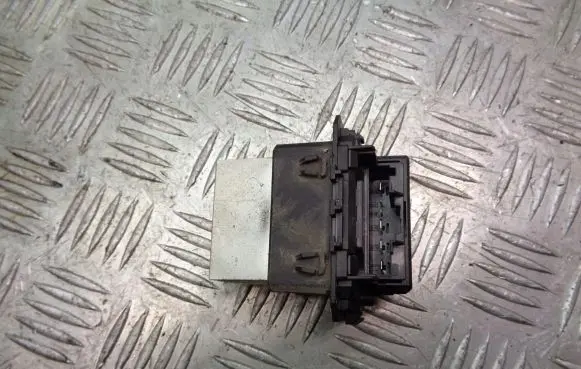Renault Clio III Heater blower fan relay 