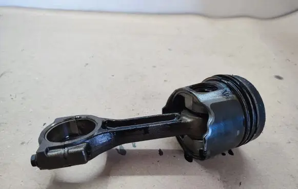 Suzuki Grand Vitara II Piston with connecting rod