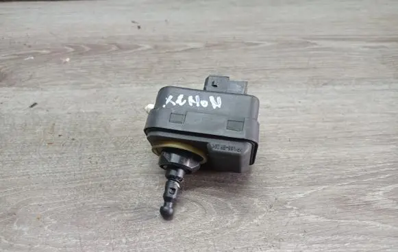 Volvo V70 Headlight level adjustment motor 