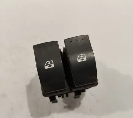 Renault Megane II Electric window control switch 015090