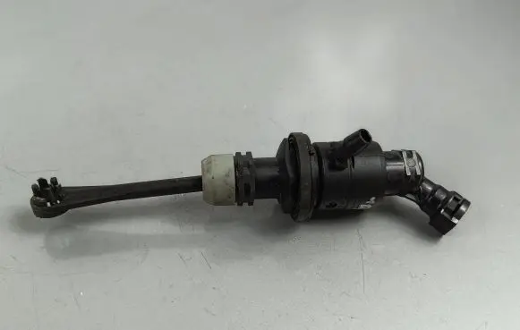 Nissan X-Trail T32 Clutch master cylinder 306104BE0B