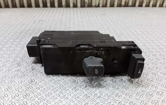 Volvo S60 Electric window control switch 8682950