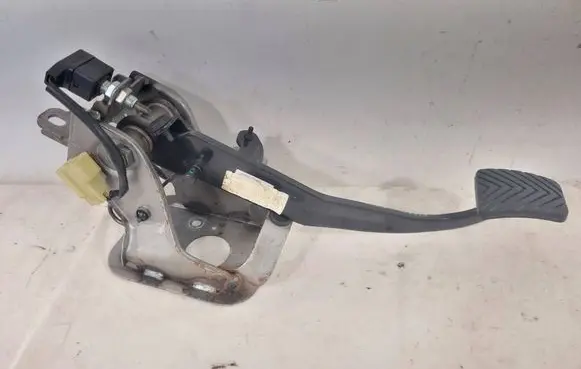 Hyundai i30 Clutch pedal 328022L300