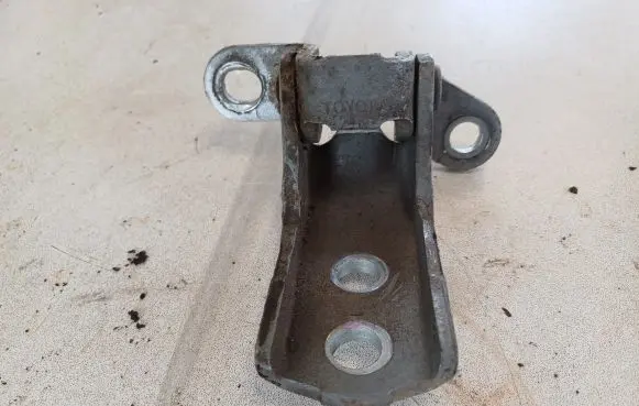 Toyota Avensis T250 Front door upper hinge