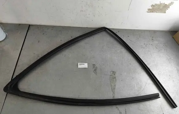 Renault Zoe Rubber seal front door window/glass 803300513R