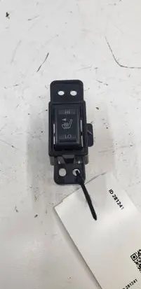 Nissan Leaf I (ZE0) Seat heating switch 689TC3NL0A
