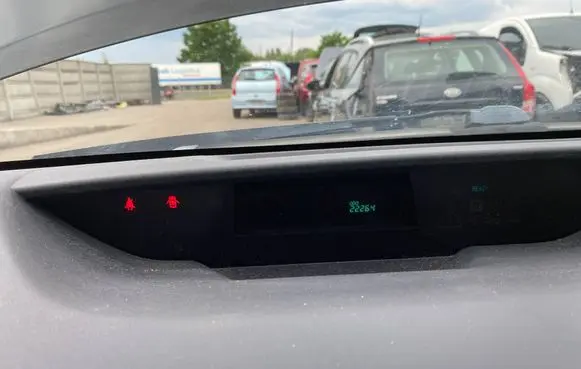 Toyota Prius (NHW20) Dashboard