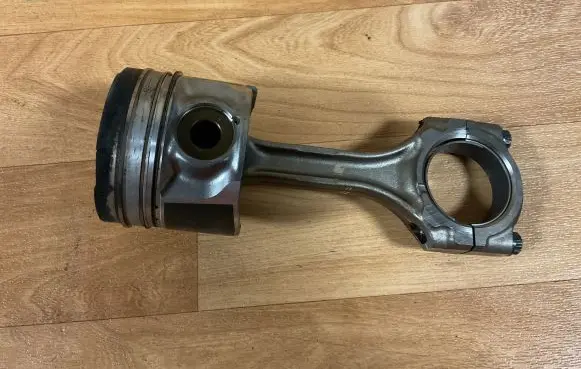 Toyota Avensis T250 Piston with connecting rod