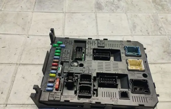 Peugeot 5008 Fuse module 281197595