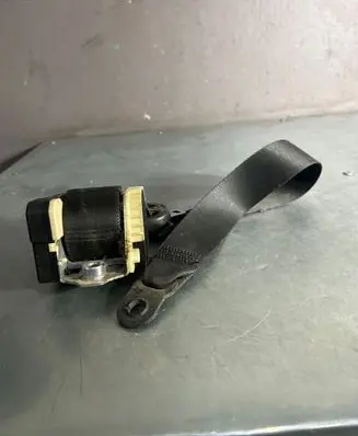 Ford Focus Front seatbelt 33040326